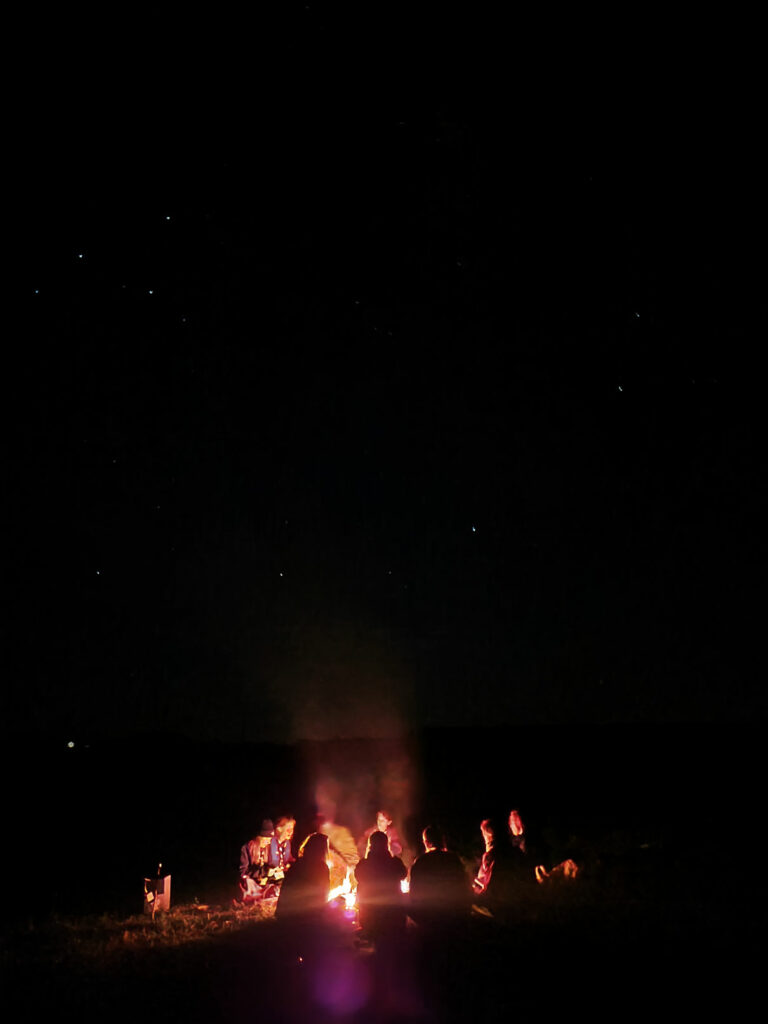 Sternenhimmel und Lagerfeuer