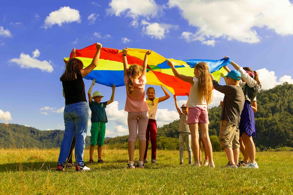 Kinder spielen mit Tuch