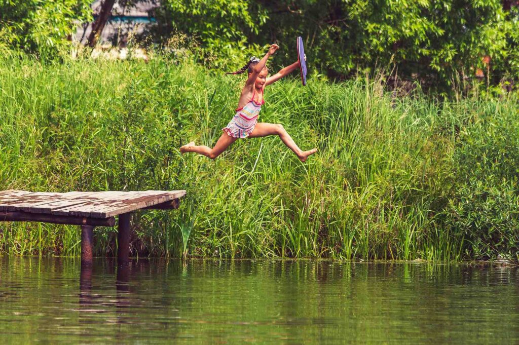 Wichtel springt ins Wasser Pfadfinderinnen Wien 2 Stufen